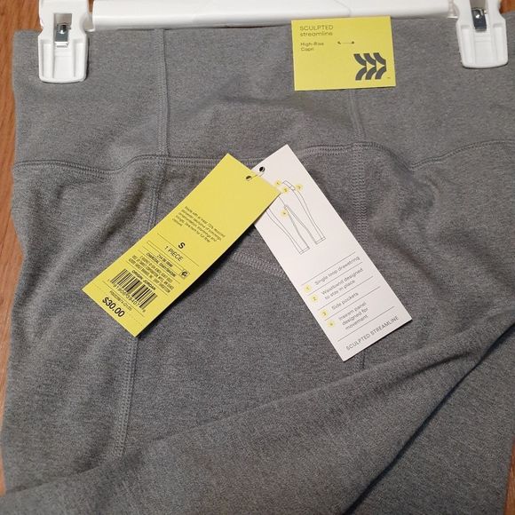 All In Motion High-Rise Gray Capri Workout Leggings Small NWT - Picture 3 of 3